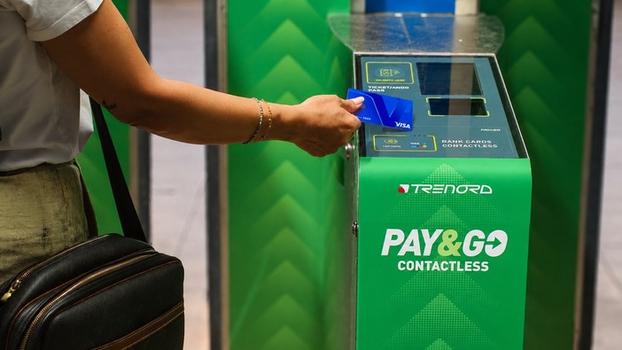 Treni Varese-Milano, il biglietto ora si compra con due “tap”: arriva Pay&amp;Go
