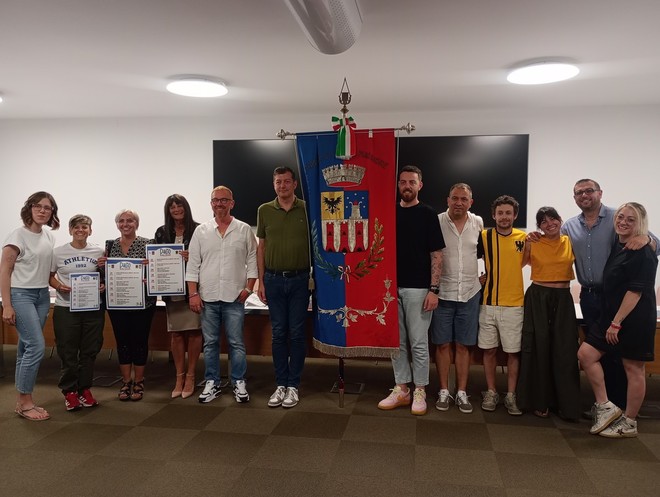 Foto di gruppo alla presentazione del palio 2025