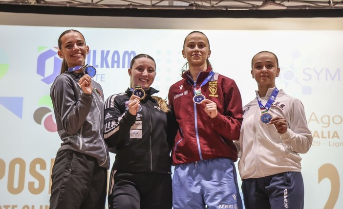 Roberta Dominici, seconda da sinistra, con le altre atlete andate a podio Roberta Dominici, seconda da sinistra, con le altre atlete andate a podio