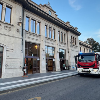 Bloccati nell’ascensore della stazione di Busto, arrivano i Vigili del Fuoco per liberarli Bloccati nell’ascensore della stazione di Busto, arrivano i Vigili del Fuoco per liberarli