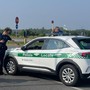 Cerca di bloccare le auto in transito sul Sempione, fermato dalla Polizia Locale
