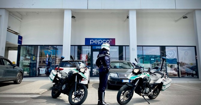 Raffica di furti nei negozi, blitz della polizia locale nella zona commerciale ex Mizar
