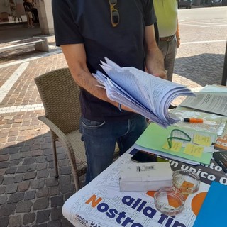 I moduli della petizione distribuiti e riempiti da Ocg