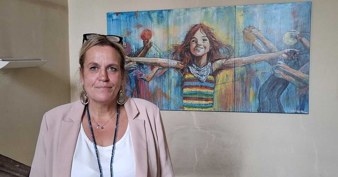 Paola Reguzzoni davanti all'opera che sintetizza lo spirito dell'affido familiare Paola Reguzzoni davanti all'opera che sintetizza lo spirito dell'affido familiare