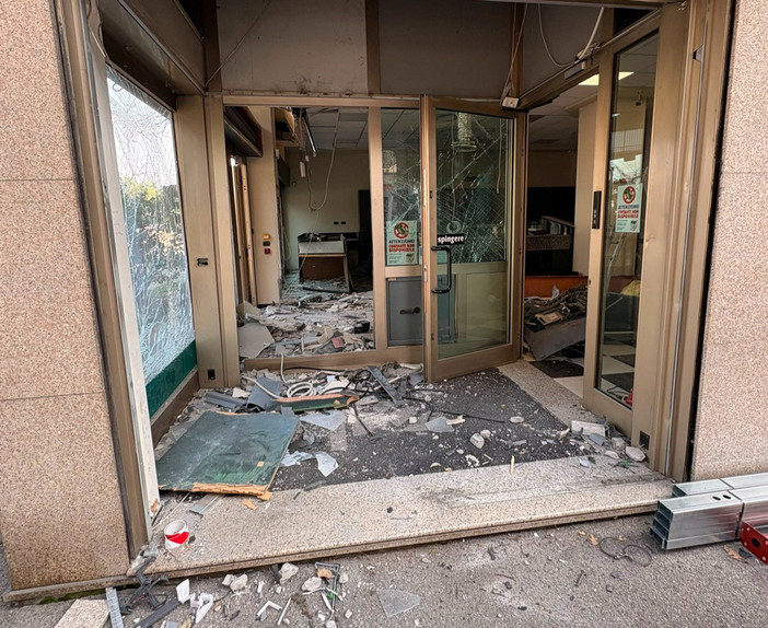 I danni ingenti alla filiale Bper di via Torino a Gallarate