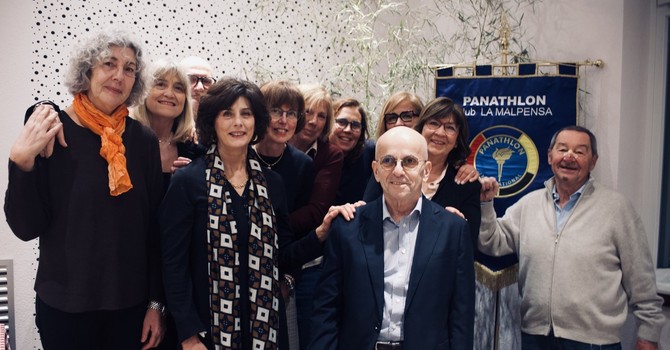 Giorgio Piazza (al centro) con le ragazze dell'83 e coach Petitpierre (a destra) in una recente reunion