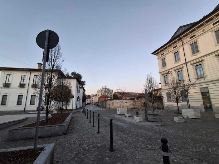 Il nuovo condominio, di sei o sette piani, dovrebbe sorgere tra via Borroni, di fronte alle ex carceri e al fianco di palazzo Marliani Cicogna, e piazza Vittorio Emanuele II Il nuovo condominio, di sei o sette piani, dovrebbe sorgere tra via Borroni, di fronte alle ex carceri e al fianco di palazzo Marliani Cicogna, e piazza Vittorio Emanuele II