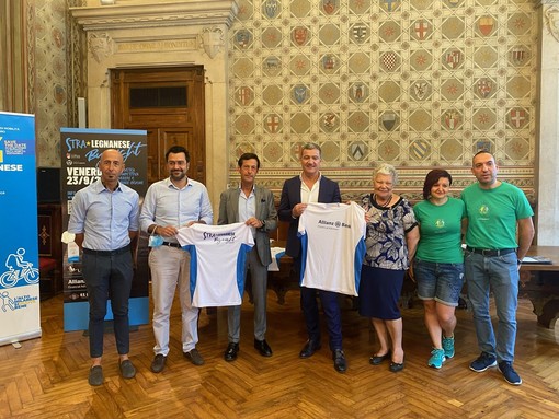 Il sindaco di Legnano, Lorenzo Radice, con i rappresentanti delle associazioni che partecipano al &quot;Party in Bici&quot;