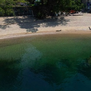 Bambina rischia di annegare nel lago Maggiore, salvata in extremis da un bagnante