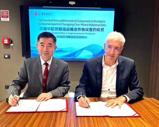Luigi Battuello, Chief Commercial Officer di SEA Aeroporti di Milano e Wei Huang, Chairman dell'Aeroporto di Chingqing