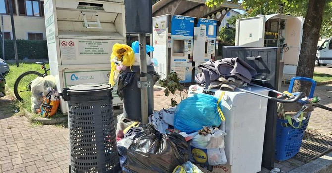 Il maggiore dei tre cumuli di rifiuti presenti questa mattina in piazza San Donato, a Sacconago Il maggiore dei tre cumuli di rifiuti presenti questa mattina in piazza San Donato, a Sacconago