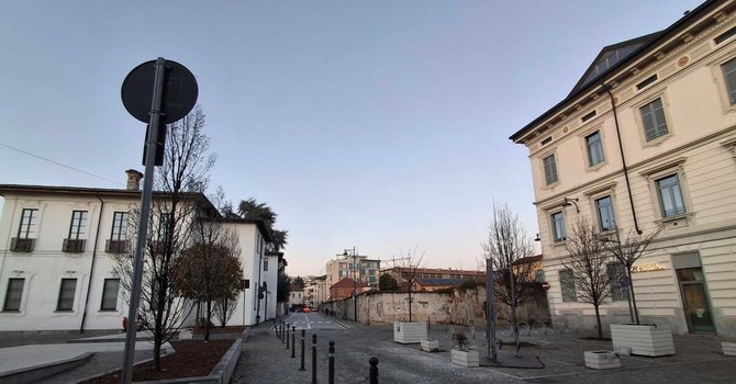 Il nuovo condominio, di sei o sette piani, dovrebbe sorgere tra via Borroni, di fronte alle ex carceri e al fianco di palazzo Marliani Cicogna, e piazza Vittorio Emanuele II