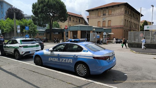 La Polizia locale ha condotto l'uomo al Pronto soccorso di Busto Arsizio