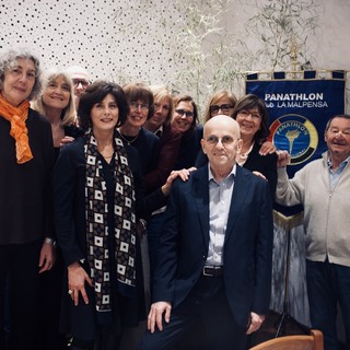 Giorgio Piazza (al centro) con le ragazze dell'83 e coach Petitpierre (a destra) in una recente reunion