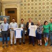 Il sindaco di Legnano, Lorenzo Radice, con i rappresentanti delle associazioni che partecipano al &quot;Party in Bici&quot;