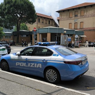 La Polizia locale ha condotto l'uomo al Pronto soccorso di Busto Arsizio