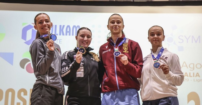 Roberta Dominici, seconda da sinistra, con le altre atlete andate a podio Roberta Dominici, seconda da sinistra, con le altre atlete andate a podio