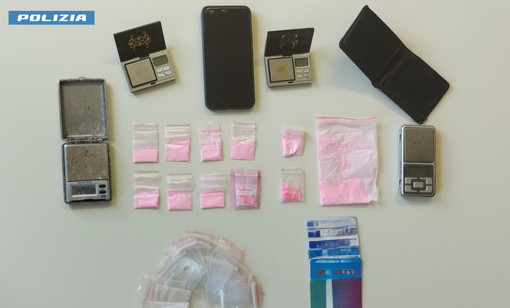 Ruba una lattina e un prodotto per capelli al supermercato e dalla perquisizione spunta anche la "cocaina rosa"