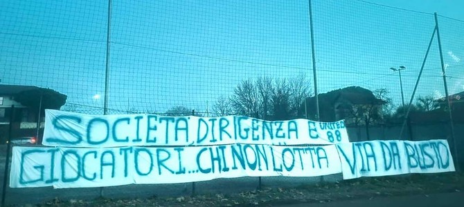 Pro Patria, nel mirino dei tifosi ora finiscono tutti: «Chi non lotta via da Busto»