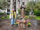 Pasquale Iozzolino accanto alla statua di Padre Pio