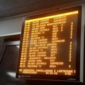 Il rito della foto al tabellone con le soppressioni ripetuto a raffica nella mattinata di oggi, 2 febbraio. Foto da Comitato pendolari Trenord Busto Arsizio
