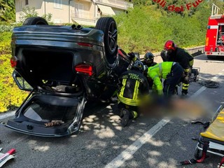 Le immagini dell'auto ribaltata sulla Sp69 a Porto Valtravaglia Le immagini dell'auto ribaltata sulla Sp69 a Porto Valtravaglia