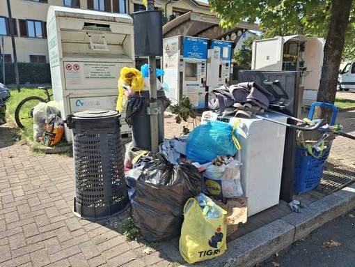 Il maggiore dei tre cumuli di rifiuti presenti questa mattina in piazza San Donato, a Sacconago Il maggiore dei tre cumuli di rifiuti presenti questa mattina in piazza San Donato, a Sacconago