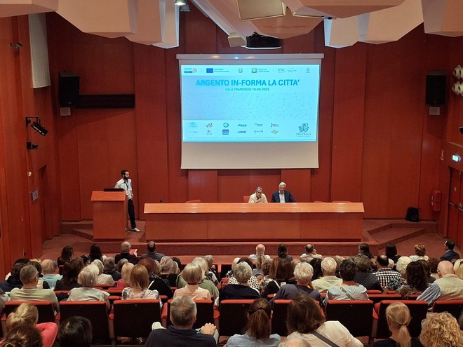 Da sinistra, Marco Zanellato, Paola Reguzzoni e Luigi Chierichetti davanti alla platea dei Molini Marzoli