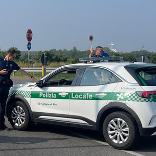 Cerca di bloccare le auto in transito sul Sempione, fermato dalla Polizia Locale