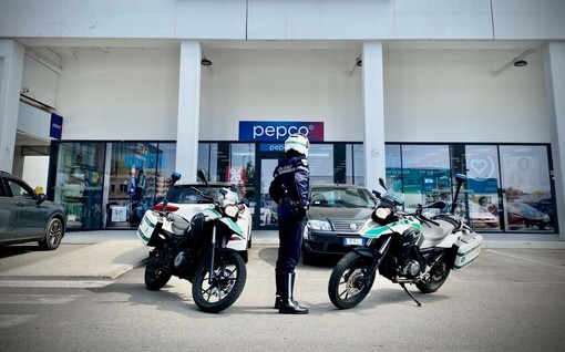 Raffica di furti nei negozi, blitz della polizia locale nella zona commerciale ex Mizar Raffica di furti nei negozi, blitz della polizia locale nella zona commerciale ex Mizar