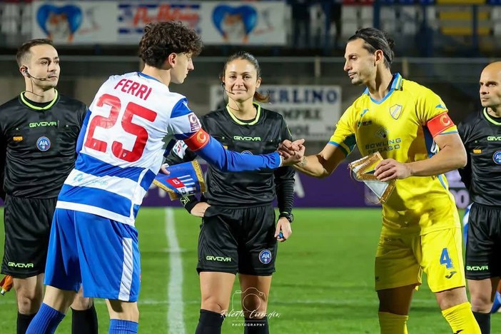 Capitan Ferri prima della gara d'andata con la Pergolettese (foto Aurora Pro Patria/Roberta Corradin)
