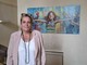 Paola Reguzzoni davanti all'opera che sintetizza lo spirito dell'affido familiare Paola Reguzzoni davanti all'opera che sintetizza lo spirito dell'affido familiare