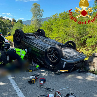 Le immagini dell'auto ribaltata sulla Sp69 a Porto Valtravaglia