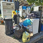 Il maggiore dei tre cumuli di rifiuti presenti questa mattina in piazza San Donato, a Sacconago