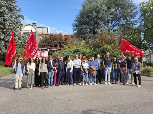 Il presidio in largo Giardino a Busto