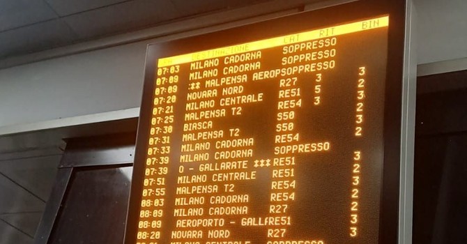 Il rito della foto al tabellone con le soppressioni ripetuto a raffica nella mattinata di oggi, 2 febbraio. Foto da Comitato pendolari Trenord Busto Arsizio