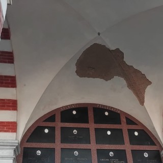 Soffitti scrostati al cimitero, lato via Malpighi