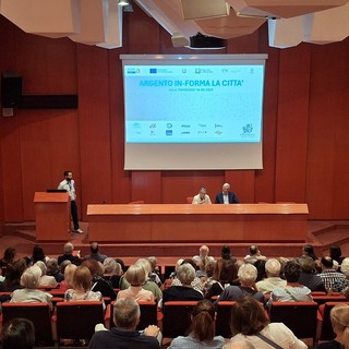 Da sinistra, Marco Zanellato, Paola Reguzzoni e Luigi Chierichetti davanti alla platea dei Molini Marzoli