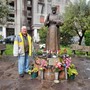 Pasquale Iozzolino accanto alla statua di Padre Pio