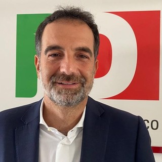 Alessandro Alfieri. Sotto, con la segretaria nazionale del Pd Elly Schlein e la segretaria provinciale di Varese Alice Bernardoni