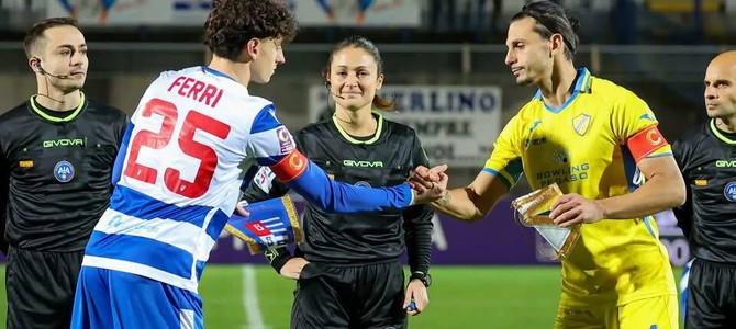 Capitan Ferri prima della gara d'andata con la Pergolettese (foto Aurora Pro Patria/Roberta Corradin)