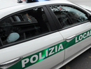 Irregolarità in esercizi commerciali, manodopera nei cantieri, abbandono abusivo di rifiuti: Polizia Locale all’opera
