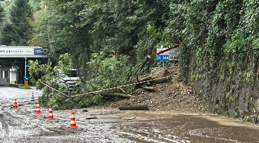 La frana sulla statale 344 a Porto Ceresio a due passi dal valico di confine con la Svizzera