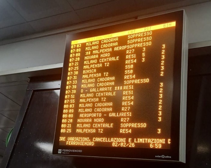 Il rito della foto al tabellone con le soppressioni ripetuto a raffica nella mattinata di oggi, 2 febbraio. Foto da Comitato pendolari Trenord Busto Arsizio