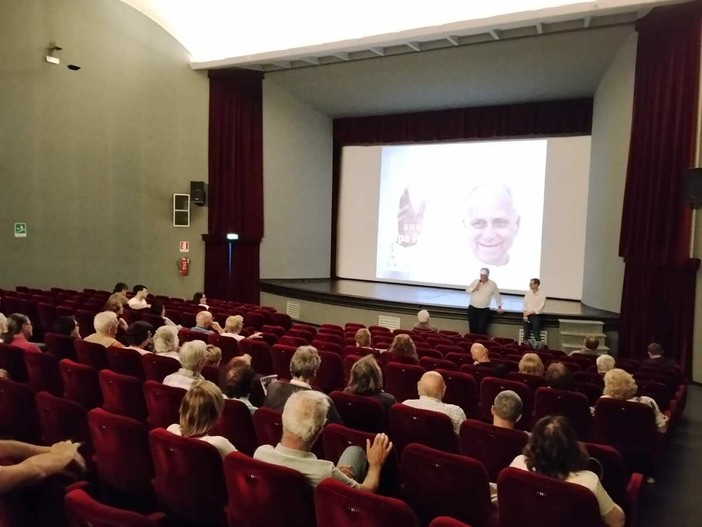 Il Papa dell’ascolto e della missione: al Lux, ritratto di Robert Francis Prevost da Chicago, anzi, da Chiclayo, Perù