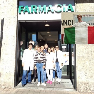 Foto di gruppo davanti alla Farmacia Bossi, nel riquadro Riccardo sul podio dei Giochi Panamericani