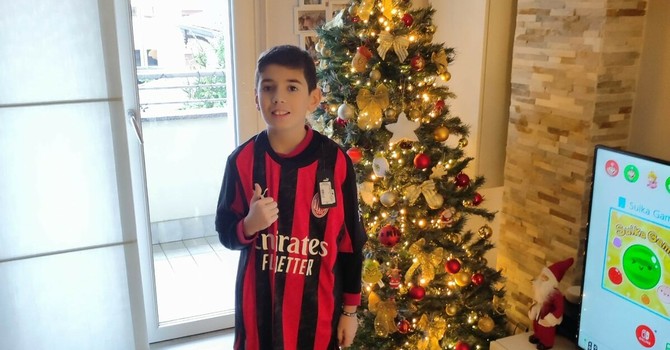 Riccardo, questa mattina, con la maglia di Pulisic