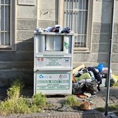 Lo stato del cassonetti bianco in piazza 25 Aprile, il 25 maggio 2026 Lo stato del cassonetti bianco in piazza 25 Aprile, il 25 maggio 2026