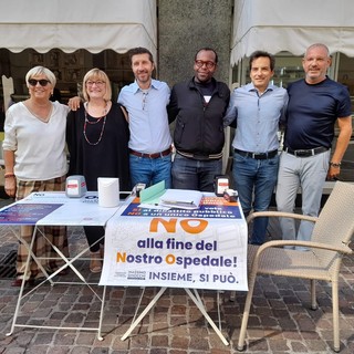 Raccolta firme per l'ospedale di Gallarate - Il banchetto dopo la consegna