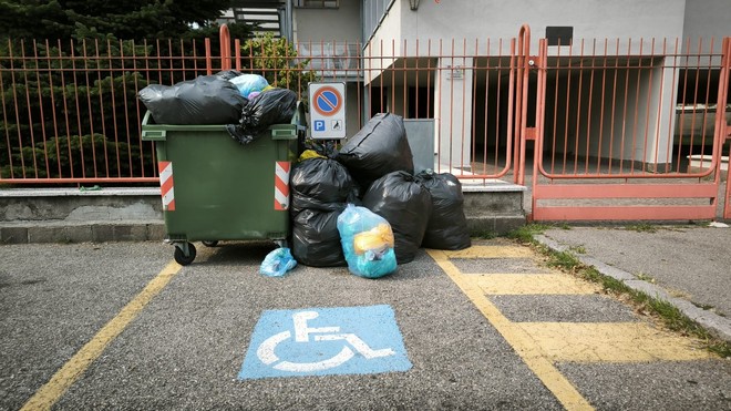 Sant'Edoardo, parcheggio disabili invaso da rifiuti e sacchi &quot;fuori legge&quot;